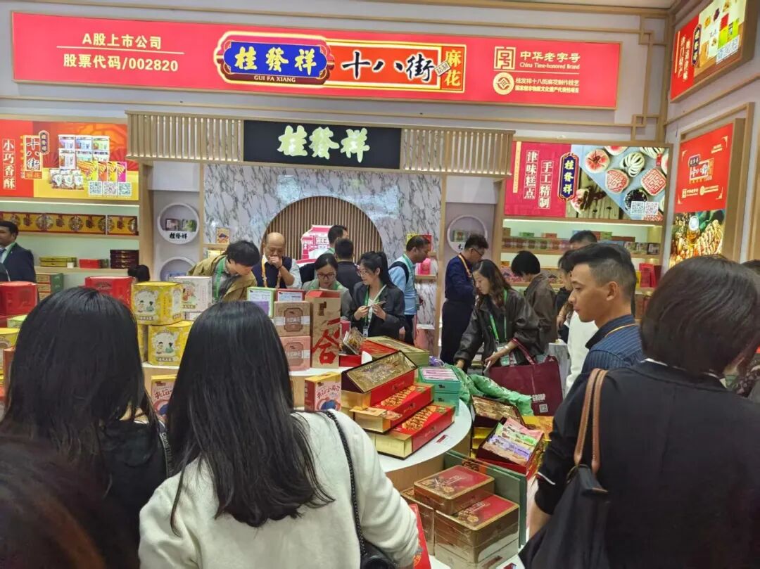 AG旗舰厅官网十八街麻花亮相上海进博会 共同体验非遗魅力